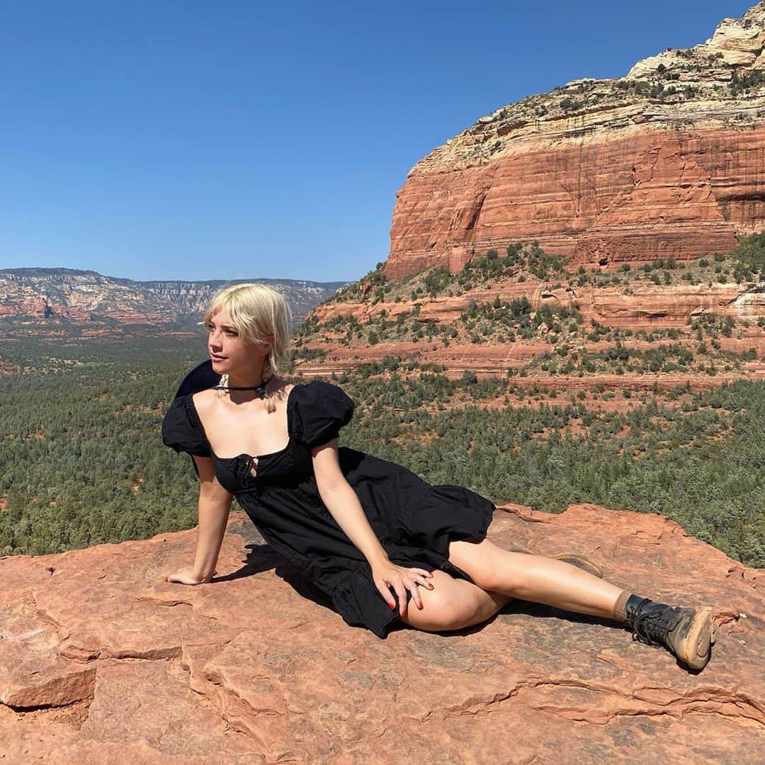 Computer Magicのインスタグラム：「wears a dress hiking」