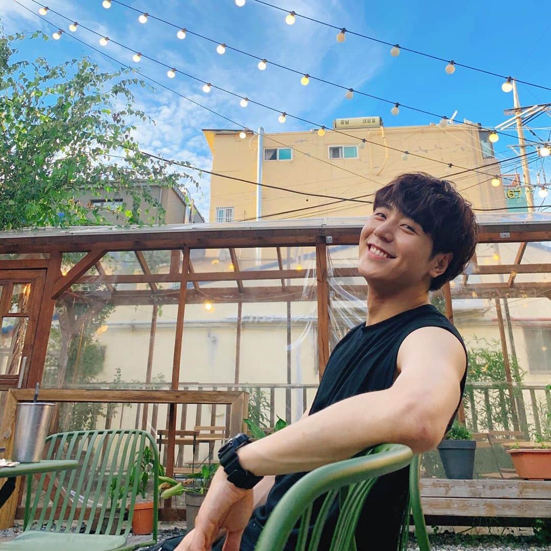 シンバのインスタグラム：「날씨가 너무 좋다」