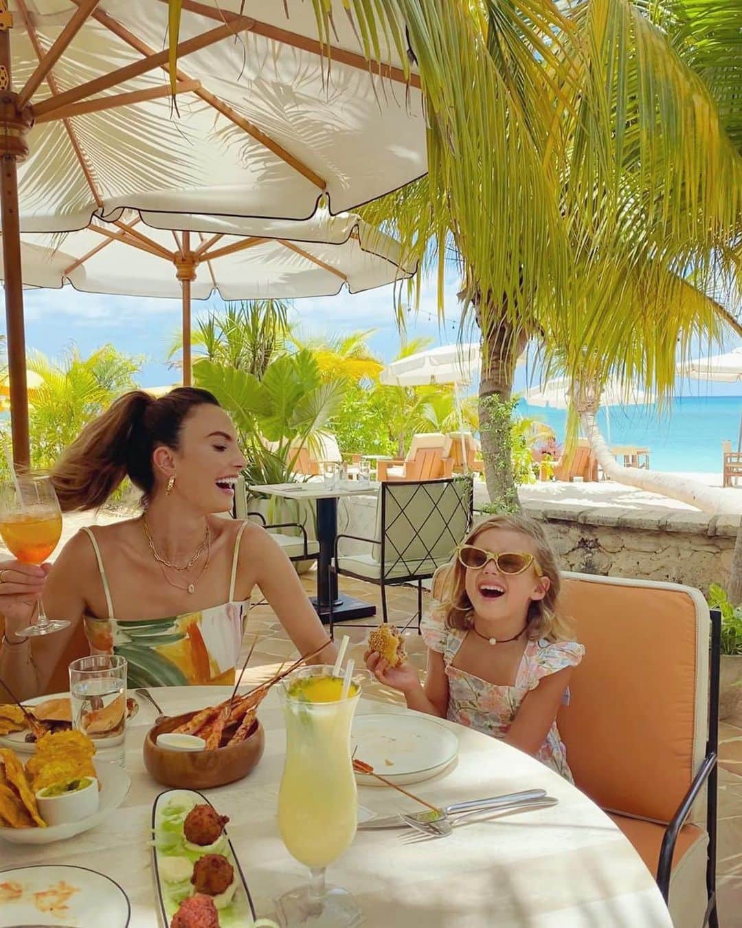 Elizabeth Chambers Hammerさんのインスタグラム写真 - (Elizabeth Chambers HammerInstagram)「I couldn’t love her more if I tried. Hops, you’re my favorite girl and the person with whom I want to spend every day and night. Happy #nationaldaughtersday to the most intuitive, observant, entertaining, magical being, who happens to be my whole world.」9月26日 13時33分 - elizabethchambers