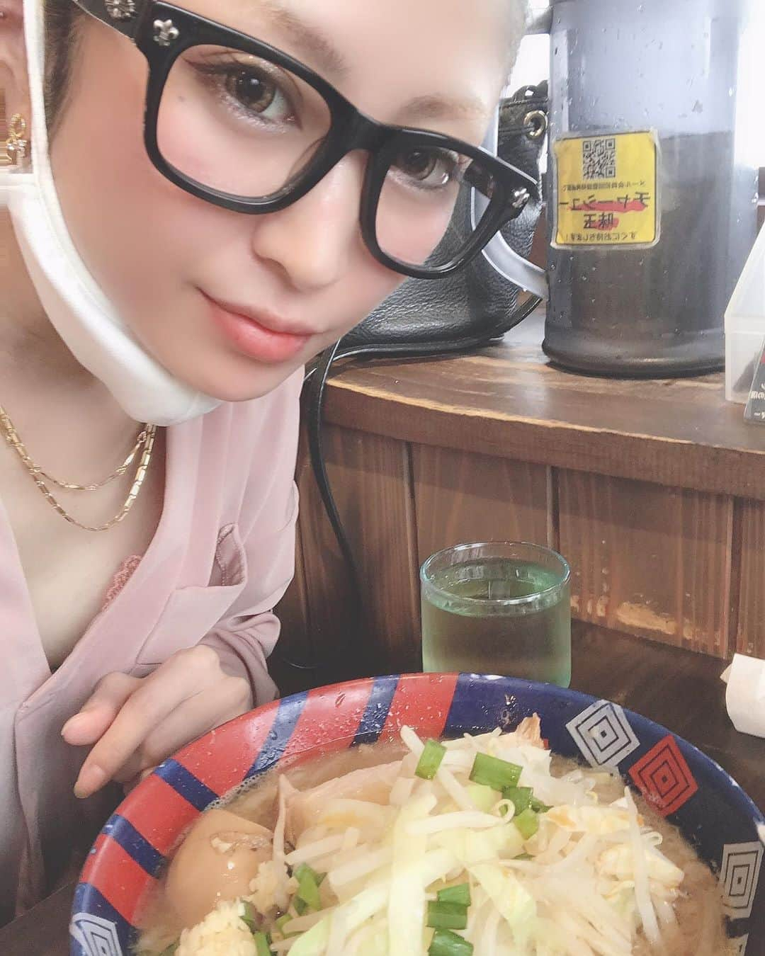 一井悠理さんのインスタグラム写真 - (一井悠理Instagram)「又、ラーメン食べちった爆笑😂😂 美味しすぎて🥺🥺🥺🌟 ほんとみんな食べて欲しい🥰 #厚盛り #太一商店  #食べ応え重視  #野菜マシニンニクアブラ  #ニンニクマシマシのマシ  #小盛り #豚骨醤油 #太麺 #二郎系ラーメン #熊本ラーメン #ramen  #japanramen」9月26日 13時37分 - yuripoyo.1212