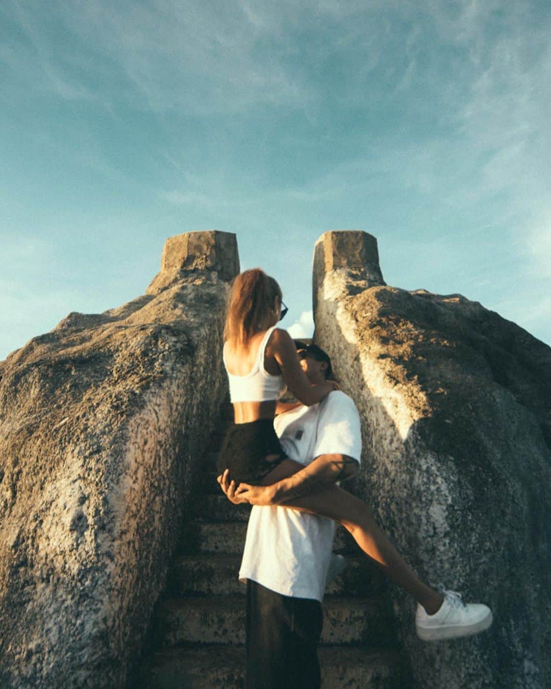 MARISのインスタグラム：「Love traveling with my bf @light_worker_boy ❤️ #BFF #besties #couplephotography  #photographer  #lovebirds」