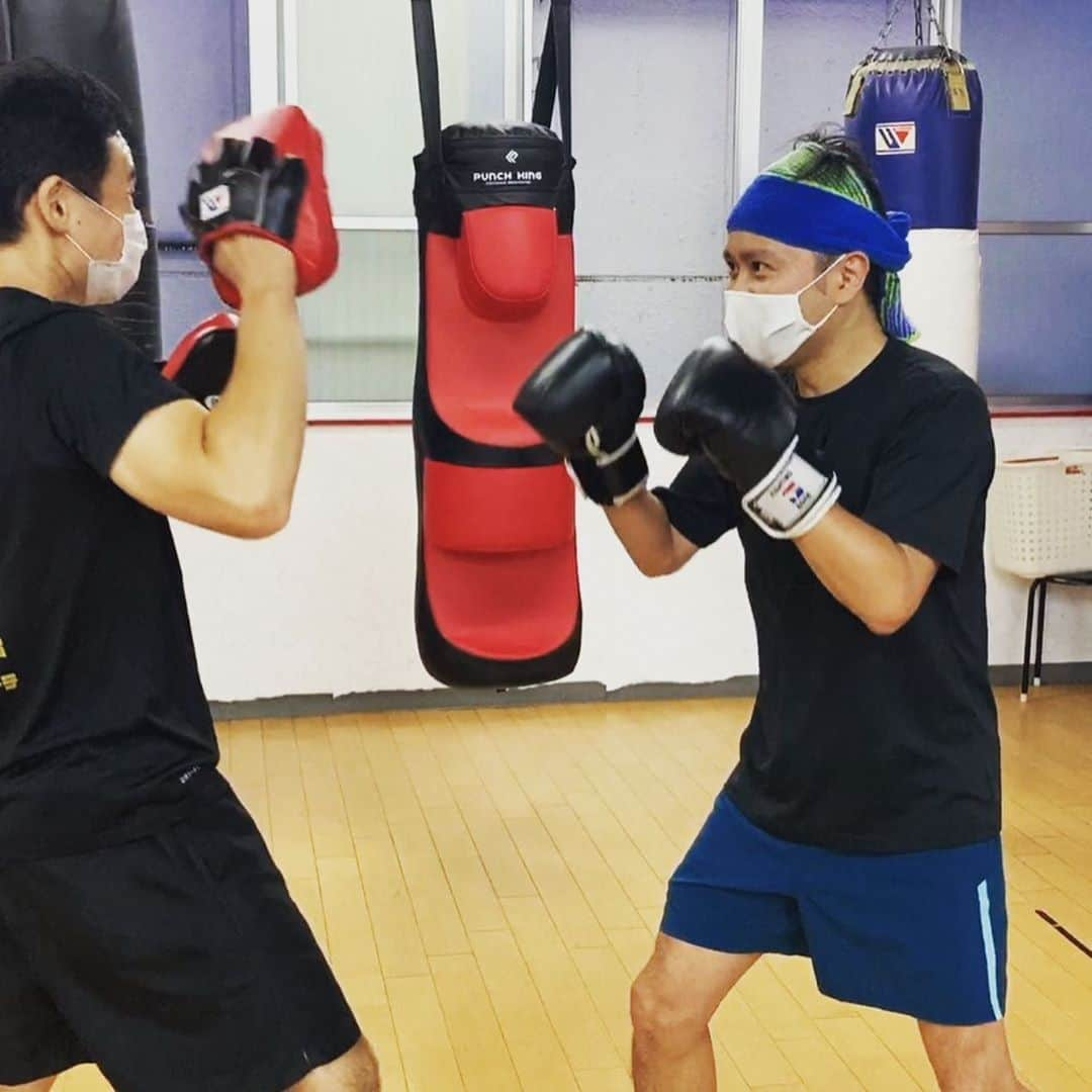 富岡晃一郎のインスタグラム：「🥊🐈😷」