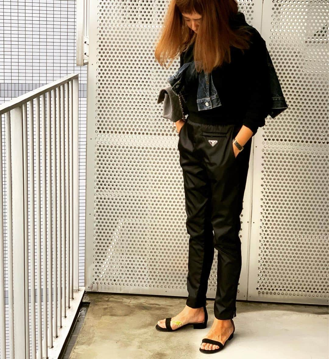 安西こずえさんのインスタグラム写真 - (安西こずえInstagram)「PRADAとCHANEL💋💋💋 pantsは men'sだよ👱🏾‍♂️❤️」9月26日 14時05分 - cozcozrin