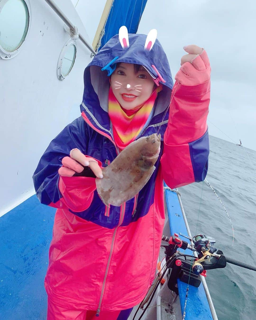 里美ゆりあのインスタグラム：「ムシガレイが釣れたよ😄  この子も中々のヌルヌルで 何かあったらローションの代わりにさせてもらおうっと🥰  甘鯛は釣れなかったので リベンジかな😗  #釣り #相模湾 #ムシガレイ  #甘鯛 #魚 #ローション #里美ゆりあ」