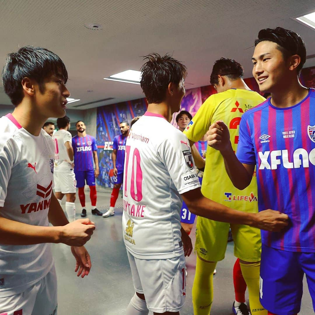 FC東京オフィシャルグッズさんのインスタグラム写真 - (FC東京オフィシャルグッズInstagram)「🔵🔴 vs #セレッソ大阪  再会。 @masatomorishige  @tys_w0205  #森重真人 #渡辺剛  #清武弘嗣 #坂元達裕  #FC東京 #セレッソ大阪 #fctokyo #tokyo」9月26日 13時58分 - fctokyoofficial