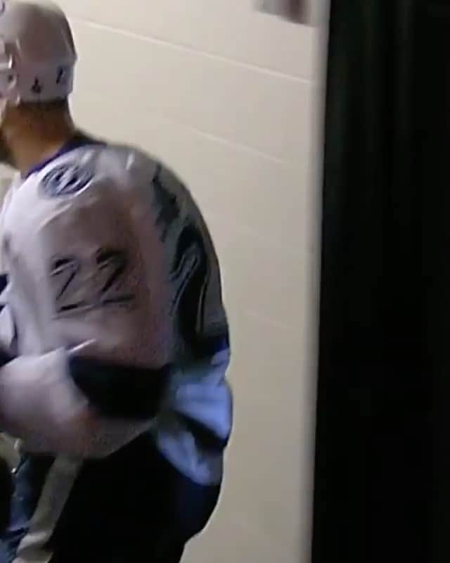 エリン・アンドリューズのインスタグラム：「I need a hug now!!! 😭😭😭😭😭 @tblightning #loveourcaptain @91stammer」