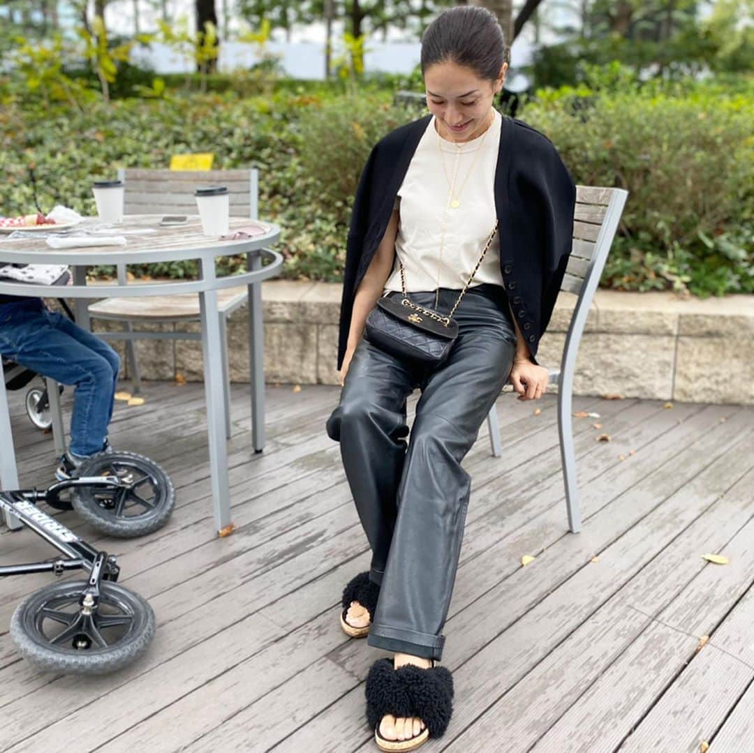 亀恭子のインスタグラム：「いつかの。  カットソー×レザーパンツがちょうど良い、 涼しい秋のある日。  ちなみにTはほんのりピーチです。  someday's… #fashion #ootd #kkstyle #tokyo #kamescloset #cardigan #akiranaka #cutandsew #uniqlo #pants #inscrire #necklace coin #mariha #bag #chanel #shoes #chloe #autumn #september」