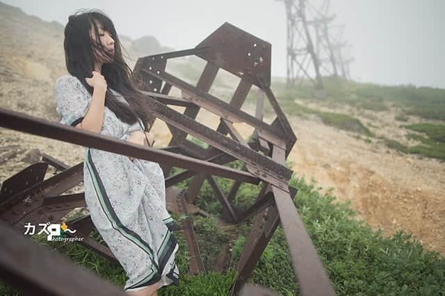 高橋さくらのインスタグラム：「* *  手を繋いで  見失わないように  * * photographかずp #霧 #廃墟 #長野 #山 #ワンピース #黒髪 #ロング #風景 #ポートレート #撮影 #モデル #曇り #かずさん写真部  #県境 #splus_cameraclub」