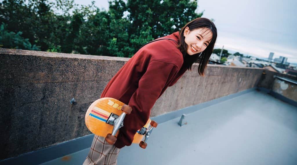 小坂菜緒ファンアカウントのインスタグラム：「カジュアルトップス＆チェックパンツ🛹  #小坂菜緒#こさかな#日向坂46#seventeen #小坂推し」