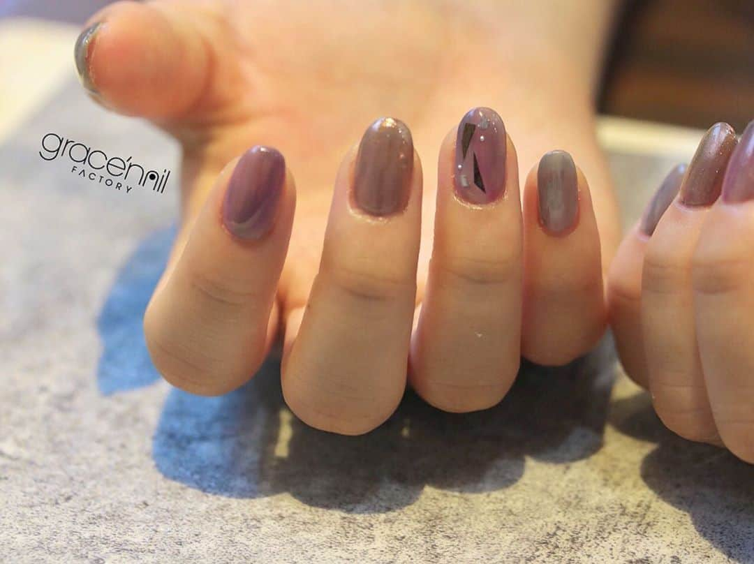 gracenailfactoryさんのインスタグラム写真 - (gracenailfactoryInstagram)「/// clear purple🍇  .  ◗フットジェルオフキャンペーン 9/15-10/31まで オフ＋足裏角質ケア＋マニキュア 5500円（税込）  ◗はじめてのお客様へ TOPページURLに クーポンがございます  Instagram DMでも ご予約お問い合わせ可能です◎  ‭05013623175‬  定休日/月・木  #グレースネイルファクトリー #大阪堀江 #堀江ネイル #ショートネイル #カジュアルネイル #ファッジネイル #ニュアンスネイル #ちゅるんネイル #個性派ネイル #フィルイン #ウォーターケア付き #フットネイル　 #秋ネイル2020 #ミラーネイル #シェルネイル #大人カジュアルネイル #堀江ネイル #マグネットネイル #クリアネイルアート #マットネイル #フットネイル #大人カジュアル」9月26日 14時22分 - gracenailfactory