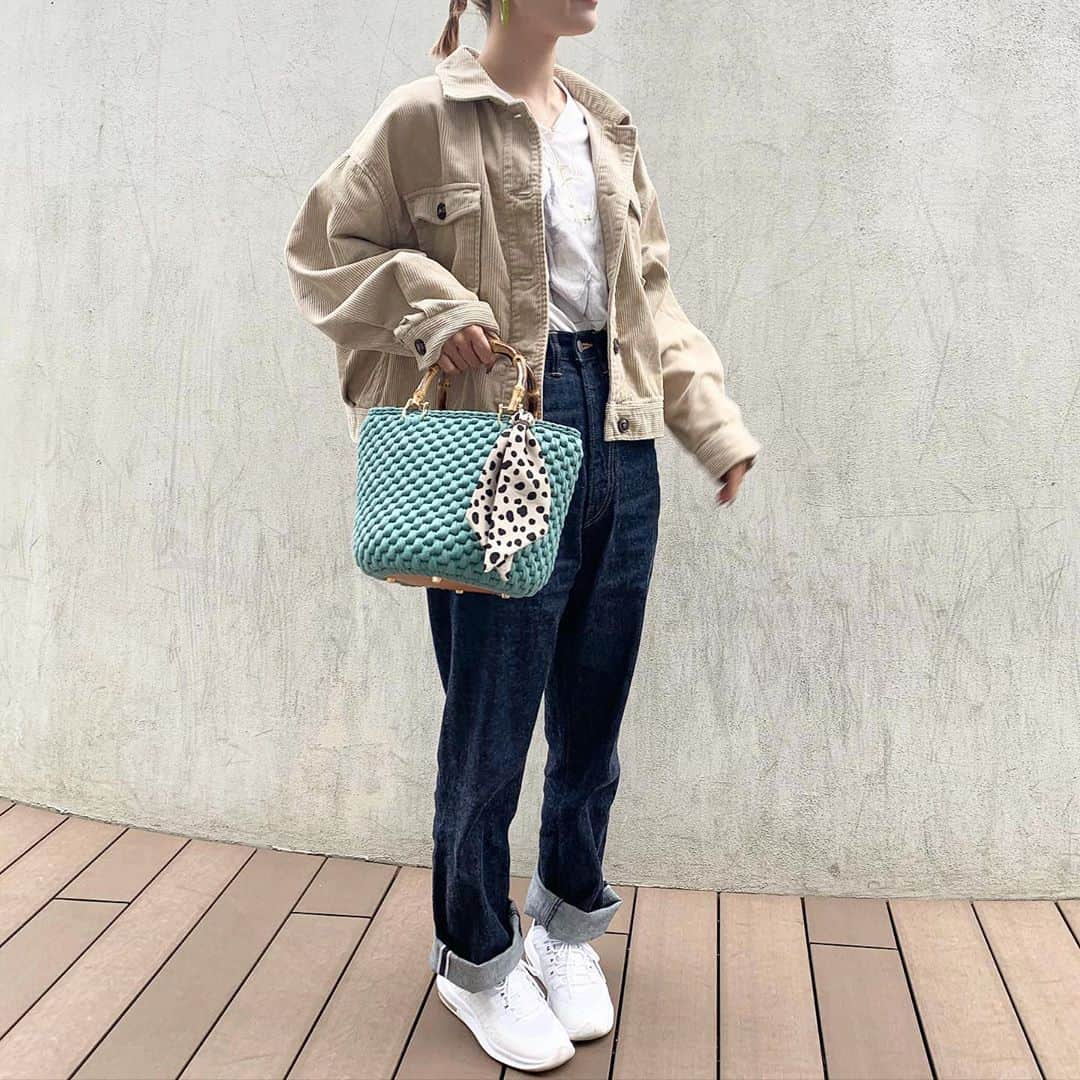 Arisaさんのインスタグラム写真 - (ArisaInstagram)「念願の　@anatomica_tokyo_aoyama のマリリンデニム👖 @________maripu まりちゃんに教えてもらい即青山に試着しに行って購入🥺❤️ 形がめちゃくちゃ可愛い❤️ そして秋用に作ってもらったバックが可愛すぎて昨日1日眺めてたよ笑笑ダルメシアンとグリーンとバンブーが最高🤩  outer→ @honeysofficial  T-shirt→ @room903_press  denim→ @anatomica_tokyo_aoyama  shoes→ @nike.__shoes  bag→ @_lagoon.gi  pierce→ @3coins_official  ・ ・ #ファッション#秋ファッション#コーデュロイジャケット#デニムコーデ#アナトミカ#アナトミカマリリン#マリリンデニム#ハンドメイドバッグ#ズパゲッティバッグ#nikeairmax#カジュアルコーデ」9月26日 14時19分 - saarariii