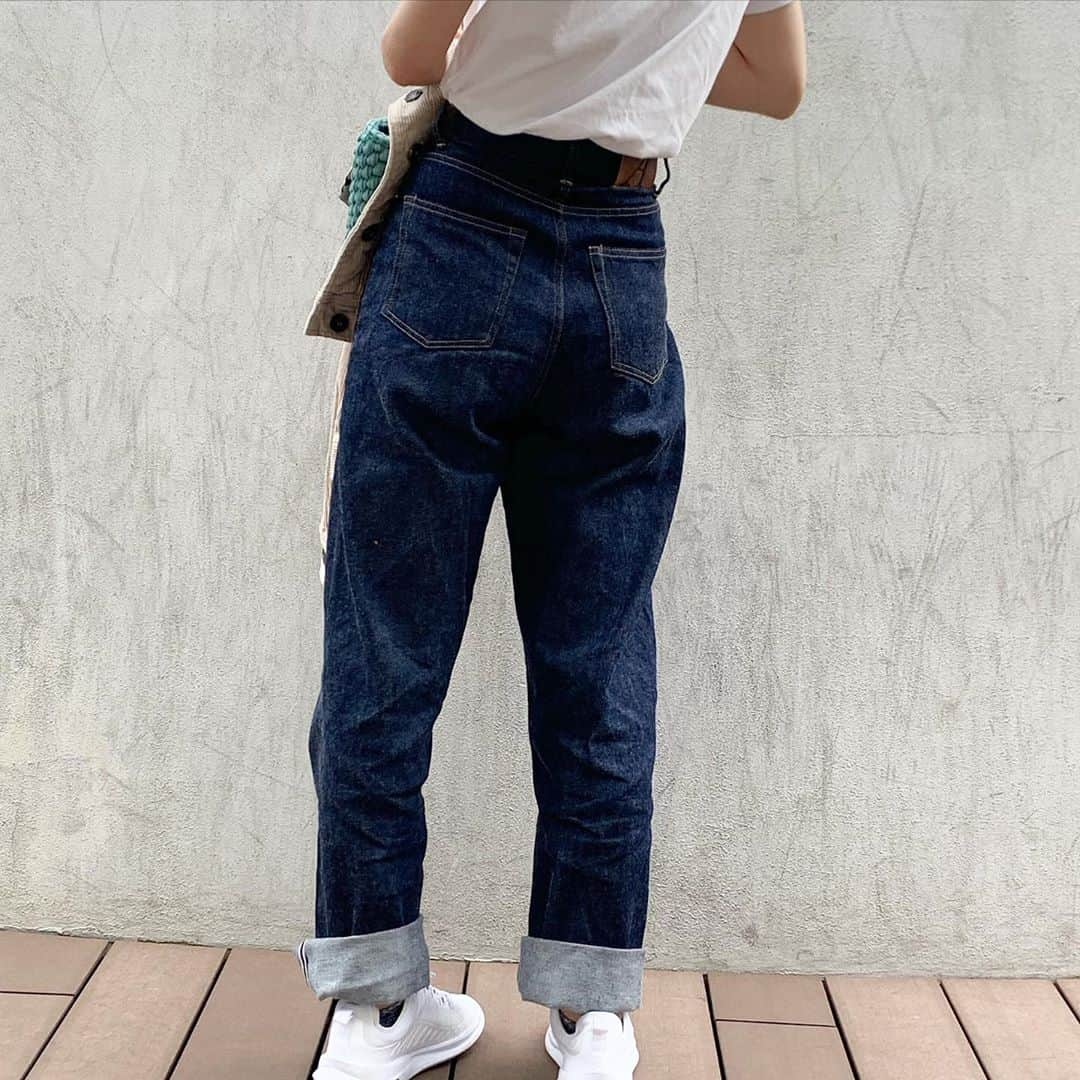 Arisaさんのインスタグラム写真 - (ArisaInstagram)「念願の　@anatomica_tokyo_aoyama のマリリンデニム👖 @________maripu まりちゃんに教えてもらい即青山に試着しに行って購入🥺❤️ 形がめちゃくちゃ可愛い❤️ そして秋用に作ってもらったバックが可愛すぎて昨日1日眺めてたよ笑笑ダルメシアンとグリーンとバンブーが最高🤩  outer→ @honeysofficial  T-shirt→ @room903_press  denim→ @anatomica_tokyo_aoyama  shoes→ @nike.__shoes  bag→ @_lagoon.gi  pierce→ @3coins_official  ・ ・ #ファッション#秋ファッション#コーデュロイジャケット#デニムコーデ#アナトミカ#アナトミカマリリン#マリリンデニム#ハンドメイドバッグ#ズパゲッティバッグ#nikeairmax#カジュアルコーデ」9月26日 14時19分 - saarariii