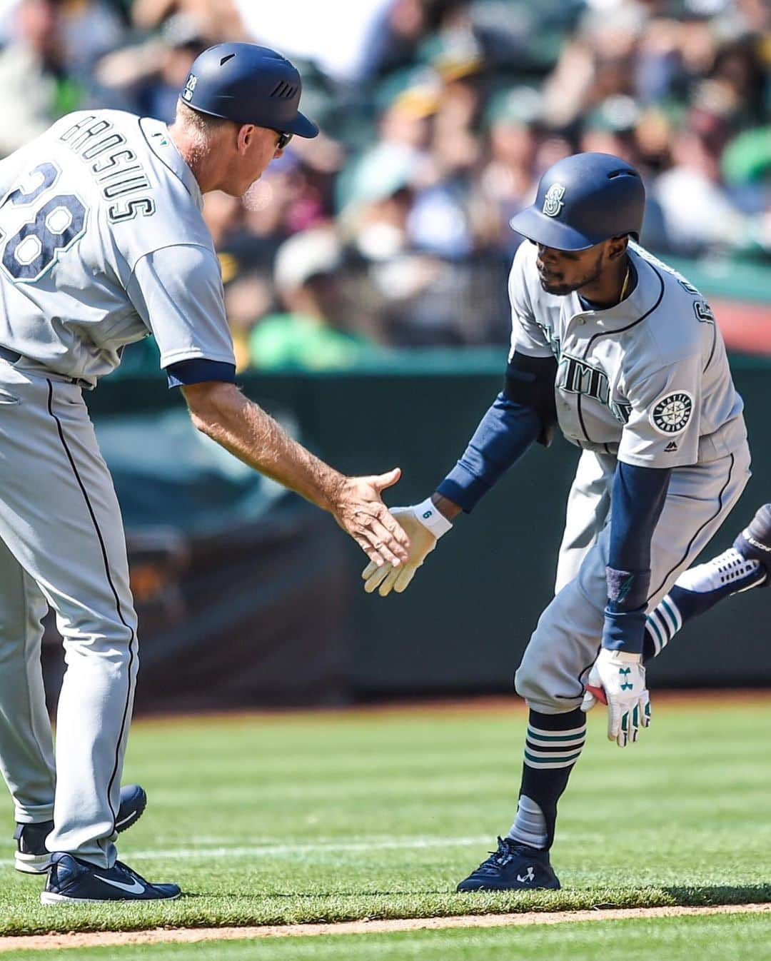 ディー・ゴードンさんのインスタグラム写真 - (ディー・ゴードンInstagram)「1000 Career MLB Games...man who would’ve thought it? I mean I told my momma and Nana as a little boy that I was gonna go and play in the NBA (I was wrong) so to play in my 1000th MLB game is mind blowing especially because nobody really thought I belonged here or was ever truly “good enough” because of my size...I’m here to tell you that anybody who doubts you is wrong unless you prove them right...there has been ups, downs, happiness, and a lot of lonely nights to get here...I wish I had started every single one but I’m grateful for the opportunity to get out there every single time...being the “little man” in pro sports is a tough ass job and you have to not only outplay EVERYONE but you also have to outthink them as well...I’m appreciative to the few coaches who have had my back and I love the hell out of you guys! God I thank you for milestone and I’m forever indebted to You for these blessings.⚡️ #1KClub」9月26日 14時32分 - devaris9