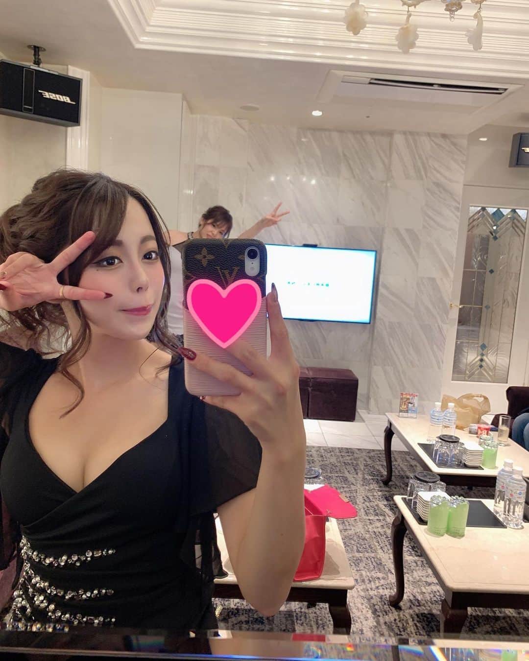 池上さよのインスタグラム：「ポーニイーテールほどかないでー🎶  スマホケースの収納入れは沢山カード類入れちゃうタイプです🤫w  北海道札幌市中央区南4条⻄3丁目  N-プレイスビル 5F P&J  🌹池上さよ🌹」