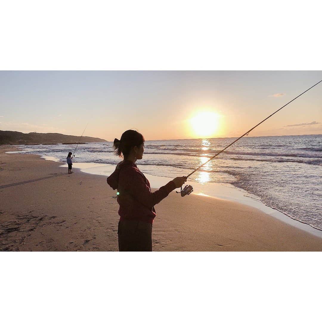 稲葉七海のインスタグラム：「釣りしたよー🎣 釣れたのはキス1匹😂😂 天ぷら美味しかった💖 ・ ・　 ・ #島根#キララビーチ#釣り#旅行」