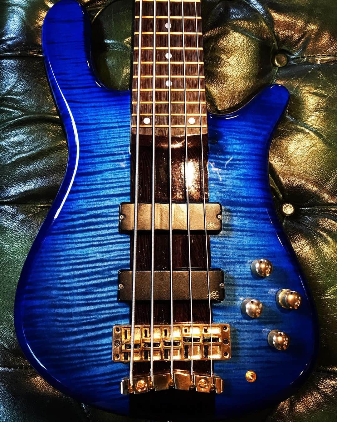 Ju-kenのインスタグラム：「Warwick vs Alleva Coppolo  世の中には、素晴らしい楽器が多く有り過ぎて、最高ですが、困ります💦  #warwickstreamer #AllevaCoppoloLG5 #Bass」