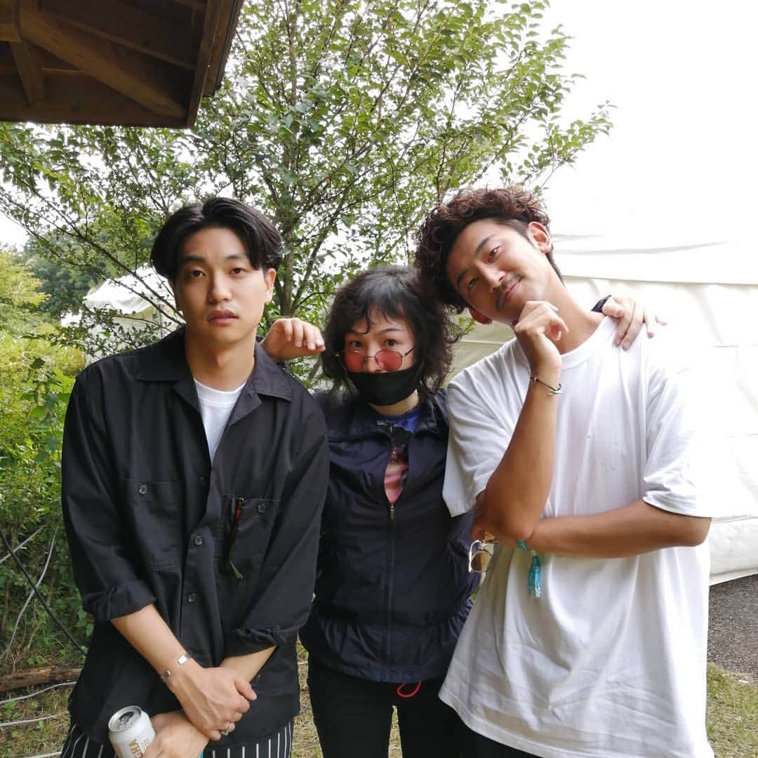 川村由紀のインスタグラム：「オルパラの太郎くんと、THREE1989の翔平くんと。 #りんご音楽祭 お疲れ様でした〜🍎  これからも素敵な音の中で、ゆっくり繋がってゆきましょう！またね！」