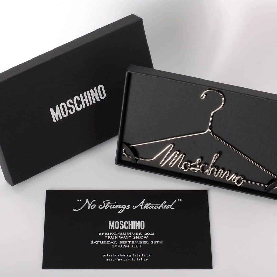 Moschinoさんのインスタグラム写真 - (MoschinoInstagram)「Watch Moschino Spring/Summer 2021 “runway” show on Saturday September 26th at 3:30pm Milan time on moschino.com #moschino #mfw #ss21 @itsjeremyscott」9月26日 15時06分 - moschino