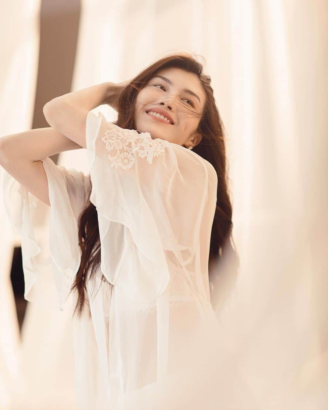 スイ・ヒーのインスタグラム：「#victoriassecret 🤍🤍」