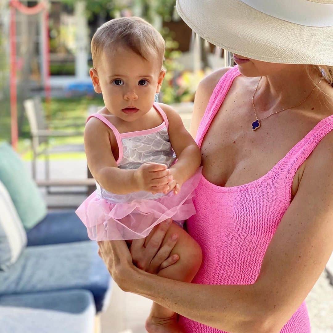 アンナ・ローソンのインスタグラム：「Can’t get enough of these two! #nationaldaughtersday」