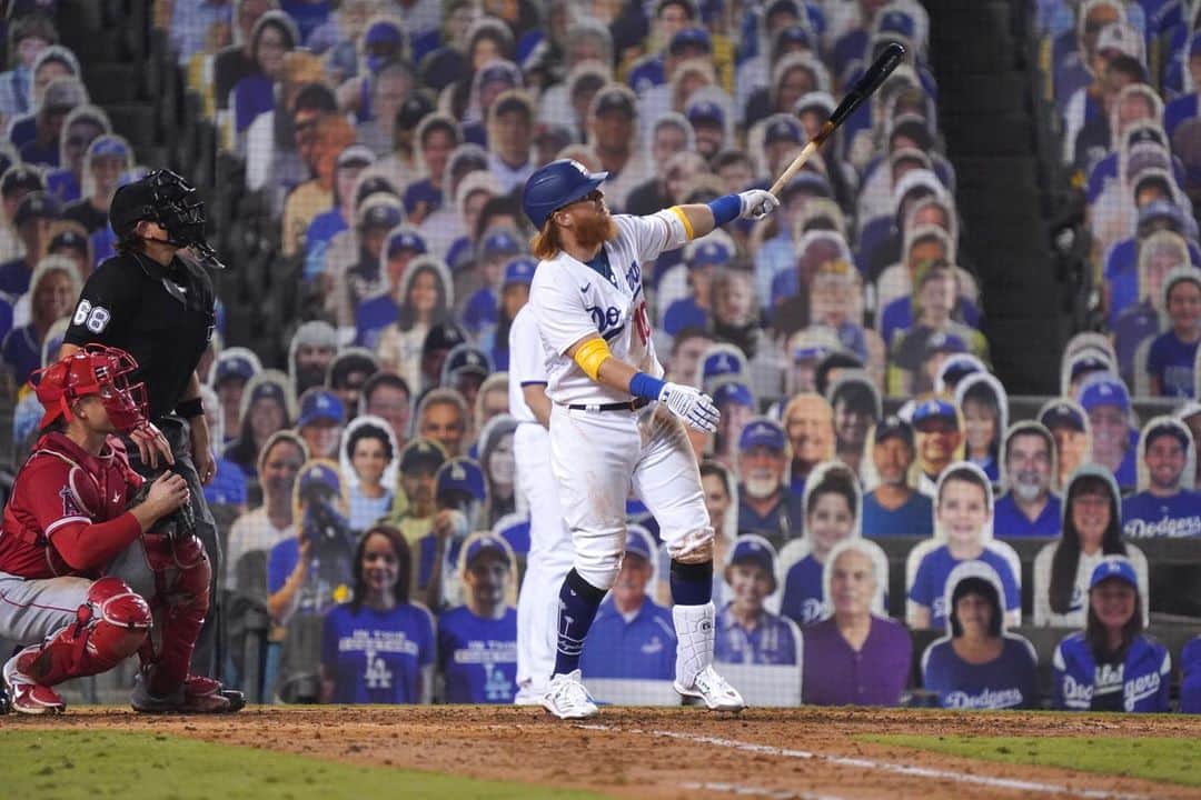 ジャスティン・ターナーのインスタグラム：「1 for #Elijah and 1 for @ironboy_adriano 💪🏽💪🏽 Thank you guys for making me the most powerful cleats I’ve ever worn!  #childhoodcancerawareness  @childrensla #SU2C 🎗🎗🎗💛💛💛 @dodgers Win!」