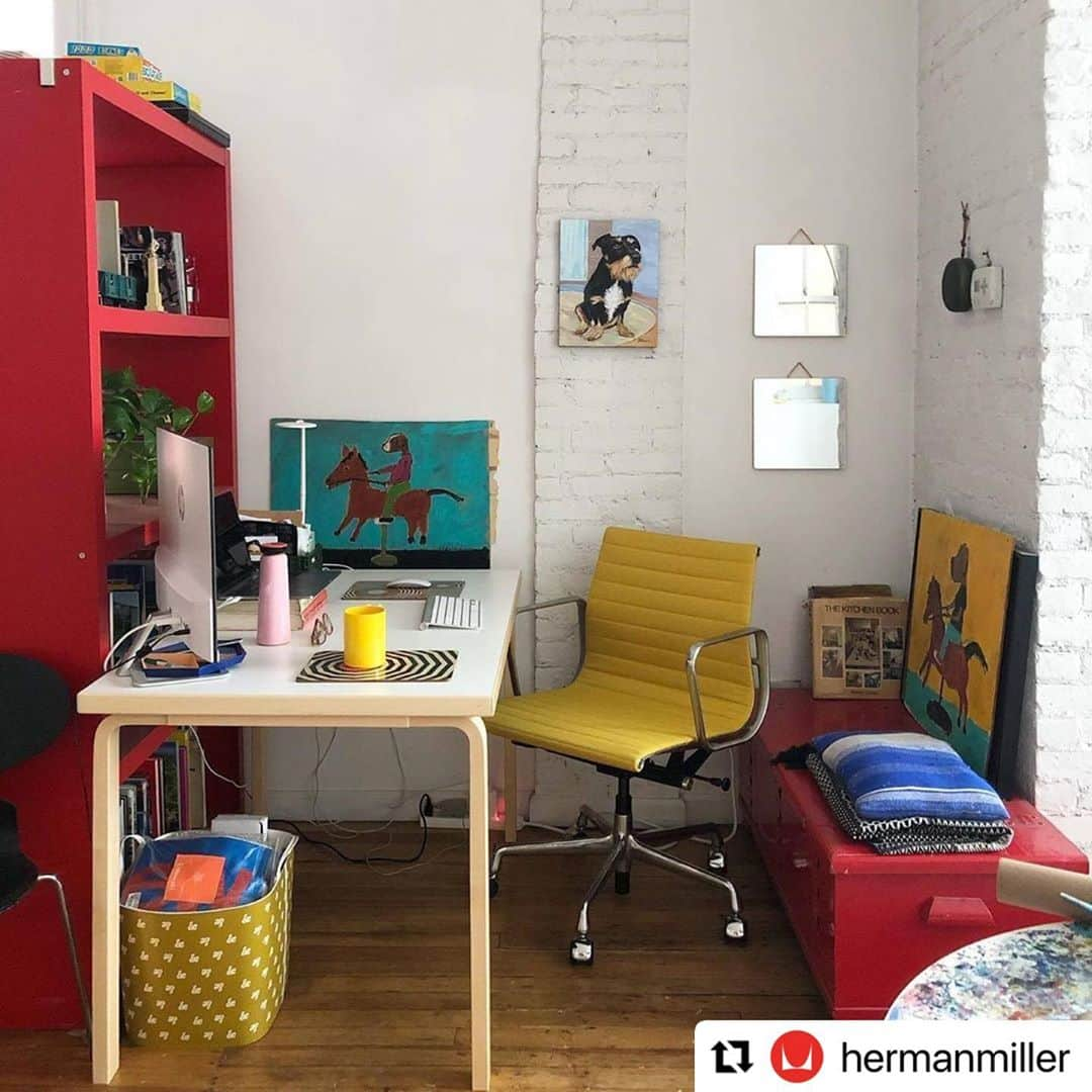 stacksto（スタックストー）のインスタグラム：「#Repost @hermanmiller with @make_repost ・・・ Who says your workspace has to be boring? We love how @thefunctionkey added some spunk to her #wfh space with a little bit of art, a whole lot of color, and an Eames Aluminum Group Chair. Make your space anything but boring with Herman Miller. #hmathome  📸: @thefunctionkey #stacksto #スタックストー」