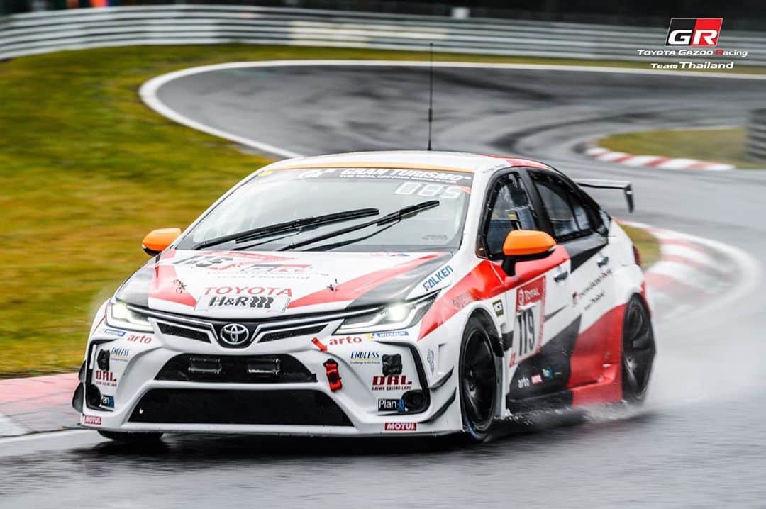 Toyota team thailandさんのインスタグラム写真 - (Toyota team thailandInstagram)「วันนี้แล้วนะครับ ✌🏼✌🏼🇹🇭 สู้ๆ ไทยแลนด์ 🇹🇭✌🏼✌🏼 กับบทพิสูจน์สมรรถนะและความแกร่งของทั้งรถและคน บนสนามแข่ง Nürburgring ที่ท้าทาย อันตรายกว่าใคร 24 ชั่วโมงต่อเนื่อง Toyota Gazoo Racing team Thailand กับปีที่ 7 ในรายการแข่งขันรถยนต์ทางเรียบมาราธอนระดับโลก ADAC TOTAL 24-Hour Race Nürburgring 2020 ในวันที่ 24-27 กันยายน นี้  ด้วยความมุ่งมั่นที่จะยกระดับพัฒนาวงการมอเตอร์สปอร์ตไทย พวกเราพร้อมรถคันใหม่ Toyota Corolla Altis GR Sport หมายเลข 119 และ 120 ลงแข่งในรุ่น Super Production 3 (SP3)  Car No. 119: Arto, MadCow, Man, Ton Car No. 120: Hong, Jum, Naoki ผล Qualifying 3: รถหมายเลข #120 อยู่อันดับที่ 2 ในรุ่น SP3 และ Overall 83 LapTime 10:19.447 รถหมายเลข #119 อยู่อันดับที่ 3 ในรุ่น SP3 และ Overall 85 LapTime10:19.517 จากจำนวนรถลงแข่งขันทั้งหมด Overall 97 คัน เป็นกำลังใจให้ทีมแข่งสัญชาติไทยทีมแรกและเดียวในรายการ กับศึกวัดใจ รถต้องอึด คนต้องทน ติดตามเชียร์พวกเราได้ที่นี่ • 24h. Race - September 26, 4:15 PM: https://www.youtube.com/watch?v=2LGapfk2q-s  โดยนักแข่งและทีมงานทุกคนได้ปฏิบัติตามมาตรการป้องกันการแพร่ระบาดของโรคโควิด - 19 อย่างเคร่งครัด #อยากเห็นคนไทยหัวใจมอเตอร์สปอร์ต #TeamWork #TOYOTAteamThailand #CheerThai #ThaiPride #ไม่เชียร์ไทยแล้วจะเชียร์ใคร #แข่งรถ #นักแข่ง #ทีมคนไทย #Car #RaceCar #Racing #SuperCar #Corolla #Altis #GRsport #Nürburgring #TheGreenHell #24h #Endurance」9月26日 15時21分 - toyotagazooracingteamthailand