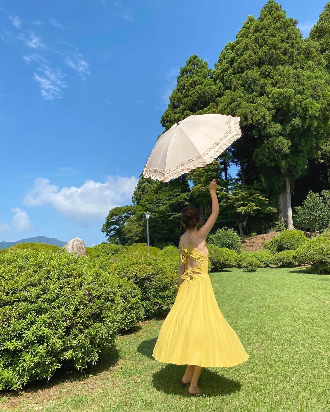 近藤しづかさんのインスタグラム写真 - (近藤しづかInstagram)「Having my #marrypoppins moment☂️OR #crashlandingofyou 🎬 . . 愛の不時着　 #twice #niziu  韓流ブームにどっぷりハマり中  号泣して顔ぱんぱん... リ君ロスです🥺♡ . . . #愛の不時着　ごっこ #韓流ブーム #韓国ドラマ  #日傘　#イエローワンピース  #新大久保　#韓国美容 #おススメ映画  #虹プロジェクト　#🌈 #jypark #kpop #kpopdance  #yellowonepiece #yellowskirt」9月26日 15時40分 - shizuka_kondo