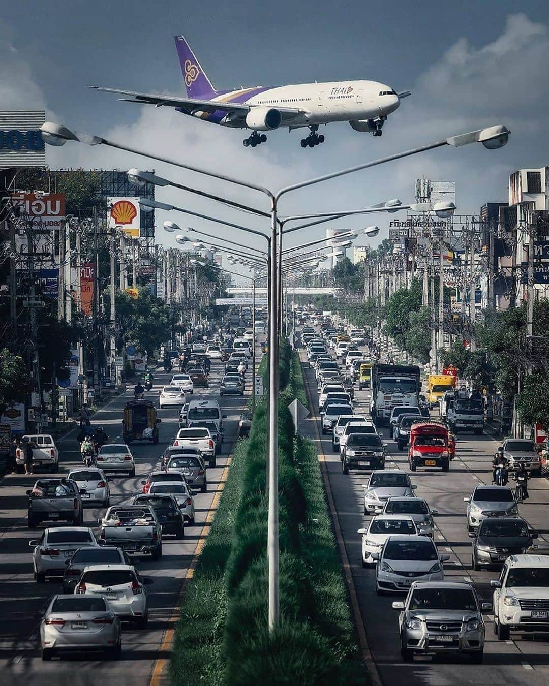 Canon Photographyさんのインスタグラム写真 - (Canon PhotographyInstagram)「Rush Hour in Thailand.  Photography // @blowithand Curated by @steffeneisenacher  #thailand #thailandtravel #rushhour #planespotting #chiangmai」9月26日 15時49分 - cpcollectives