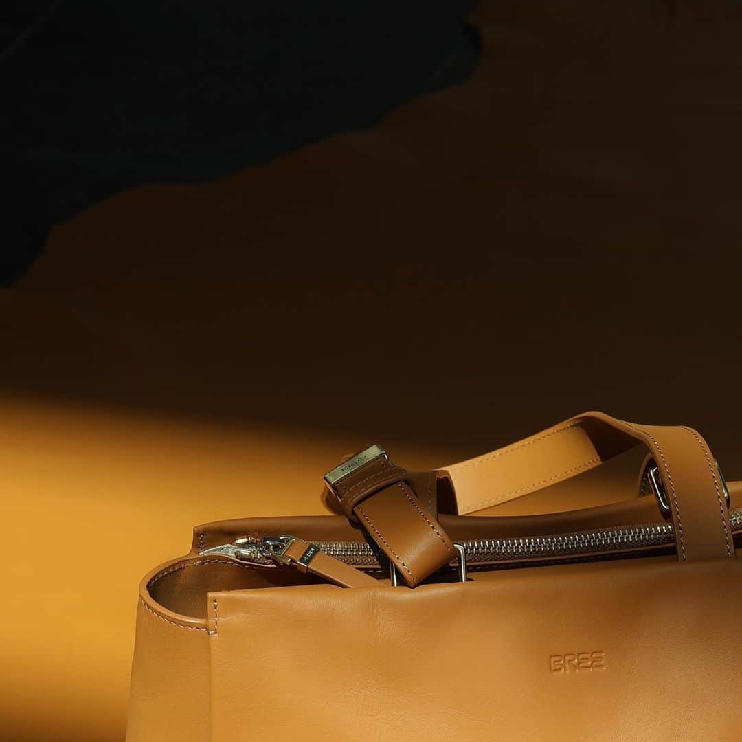 ブリーのインスタグラム：「Our series "Pure" in the colour "Ginger" now available on bree.com.   Photo by @fabianlueck  . . . #breesince1970 #madetomakeadifference #autumnwinter2020 #handbags #leatherbags #purequality #purefashion #sustainablefashion」