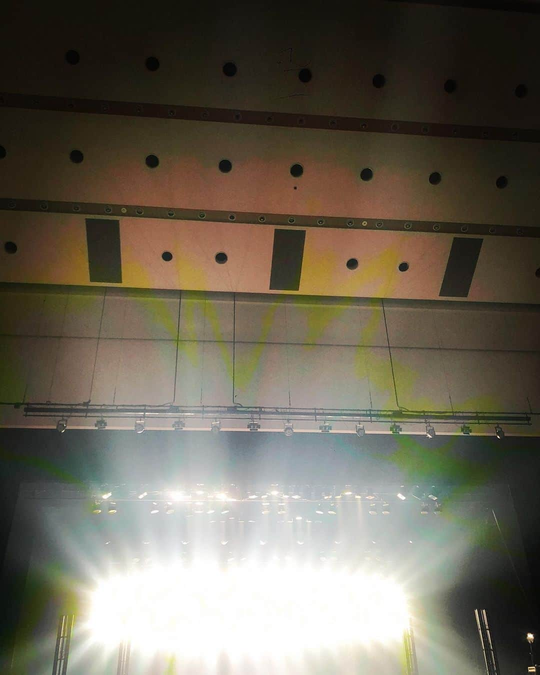 flumpoolさんのインスタグラム写真 - (flumpoolInstagram)「flumpool 10th Tour「Real」スタートまで、1週間をきりました。 昨日、無事ゲネプロ（会場を使用したリハーサル）も終了し、これから初日に向かうのみです！  ライブツアーを万全なカタチで楽しんでいただける環境作りを行っていく上でも、本日、本ツアーの開催に伴う新型コロナウィルス感染拡大防止ガイドラインもツアースペシャルページにアップさせていただきました。 日々の状況によってこちらも更新いたします。 めあすといたしまして、ツアーにいらっしゃる方はお目通しください。  ライブの中身の方は、とにかくさまざまなものを削ぎ落とし、音と光だけでの究極のメンバーとお客さまが向かい合う時間になると思います。 今までとは違う超Realなflumpoolが見れるライブになっています。 ツアーにいらっしゃる方はどうか今しかないこのツアーで今なりの楽しみ方でどうかお楽しみください！  スタッフ一同、とても大事なツアーになると確信しています！  では、ツアースタートまで間も無く！どうかお楽しみに！そして、お身体を大切に！  #flumpool #live #tour #2020 #real」9月26日 15時48分 - flumpoolofficial