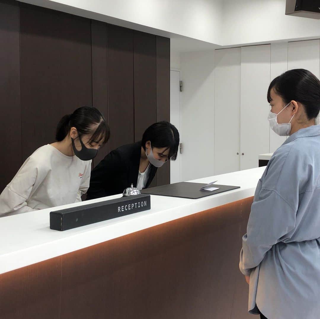 東京観光専門学校さんのインスタグラム写真 - (東京観光専門学校Instagram)「本日のオープンキャンパスの様子です👀！﻿ ﻿ ホテル学科では初心者講座🔰﻿ ベル&フロント体験﻿ ﻿ ホテルで1番最初にお客様と関わる﻿ 言うなればホテルの顔😊‼️﻿ ベルとフロントのお仕事を体験してみました❗️﻿ ﻿ オープンキャンパスで憧れの﻿ ホテリエに一歩近づいてみましょう👍  #オープンキャンパス　#オーキャン #専門学校　#ホテル専門学校 #東京観光専門学校 #ホテル　#ホテル学科 #ホテリエ　#テーマパーク #テーマパークホテル #シティホテル　#外資系ホテル #リゾートホテル　#一流ホテル #AO入学 #AO入試」9月26日 15時58分 - tokan_1967