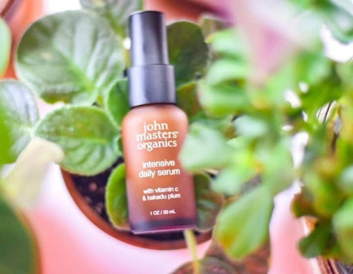 John Masters Organicsのインスタグラム：「"I’ve been really enjoying my @johnmastersorganics products. This intensive daily serum is the perfect product for my no makeup days. It keeps my skin glowing and feeling fresh. It also brings me so much joy each time I hold this bottle in my hands because it’s just so beautiful - I can’t get over the sea glass chicness 🍂 "⁠ ⁠ - @tarynazimova」