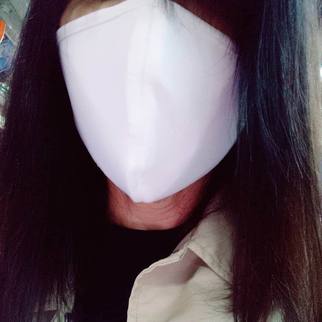 KAORUさんのインスタグラム写真 - (KAORUInstagram)「どうしよう… 何度見てもマスクの裏表が分からない…(-_-;)  これはあってるのか？ 逆なのか？  #Marvelouspro #マスク」9月26日 16時03分 - yukisaku_88
