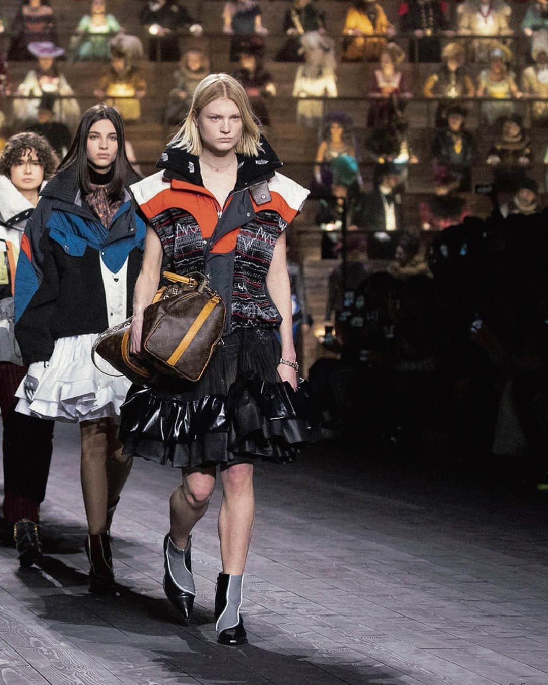 ELLE Czechさんのインスタグラム写真 - (ELLE CzechInstagram)「@nicolasghesquiere představil v nové kolekci @louisvuitton divoký mix starých a nových stylů. Dokázal dát dohromady siluety z 18. století s lyžařskou výbavou z 80. let 20. století, vše na pozadí dvou stovek sboristů v dobových kostýmech.  Celý článek najdete v říjnovém vydání @elleczech, které je k dostání na novinových stáncích společně s příbalem šamponu @goshcz plné velikosti.   Přejete si nechat doručit zářijové vydání ELLE až domů? -> LINK IN BIO #FreeDelivery • #ELLEczech #OctoberIssue #Fashion #LouisVuitton」9月26日 16時03分 - elleczech