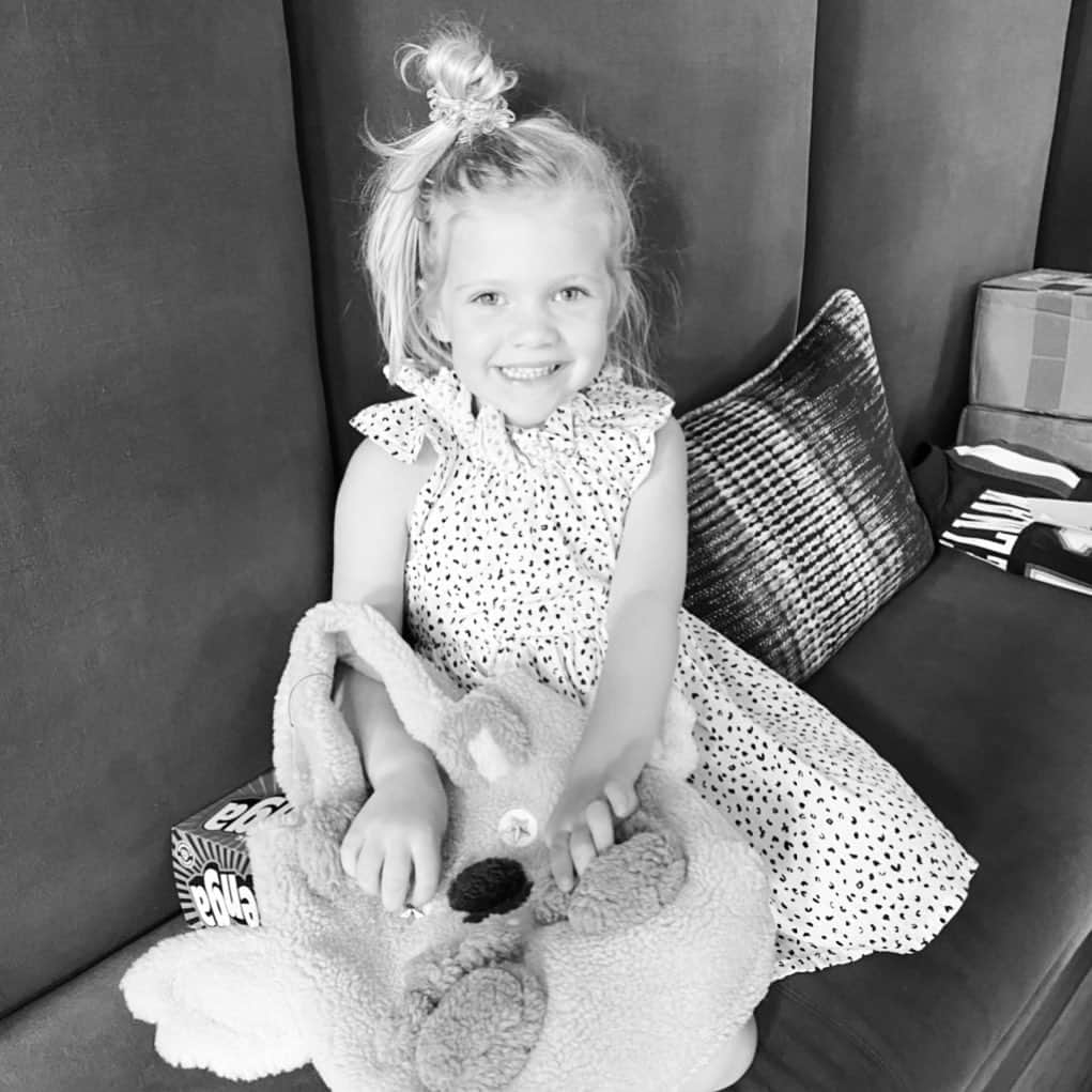 ジュリアン・エデルマンのインスタグラム：「My little flower 🌸 #LilyBug #NationalDaughterDay #GirlDad」
