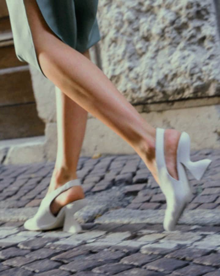 のインスタグラム：「The chase has begun, but who is chasing whom? Streaming live now from the historic Rotonda della Besana in Milan. Watch the Spring/Summer 2021 fashion show on Instagram Live and www.ferragamo.com.」