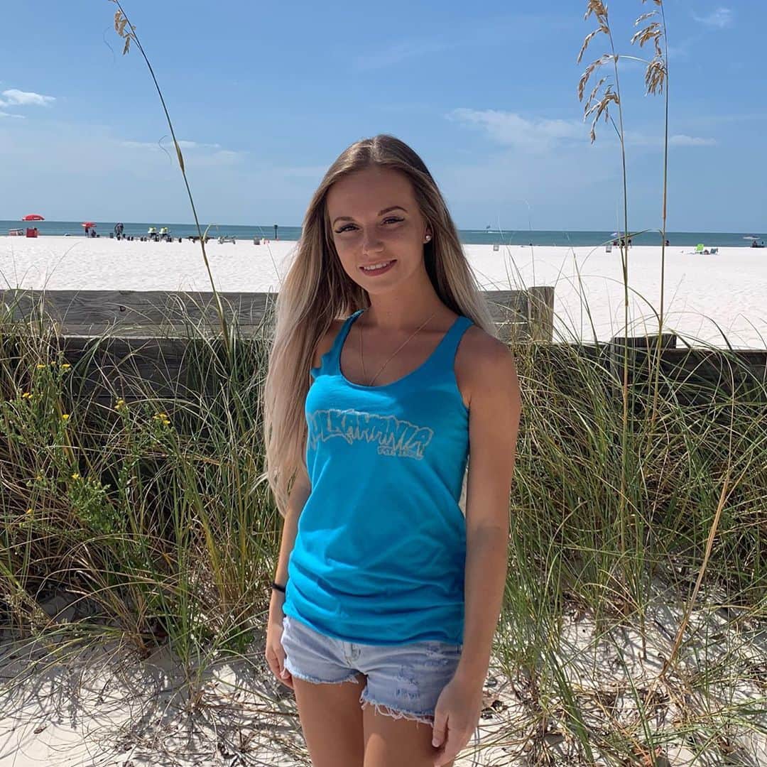 ハルク・ホーガンのインスタグラム：「💪Women’s Hulkamania Tanktops are  Now available online @ hogansbeachshop.com in 4 different colors 🙌(Link is in our bio) #hulkamania #hulkhogan #clearwaterbeach」