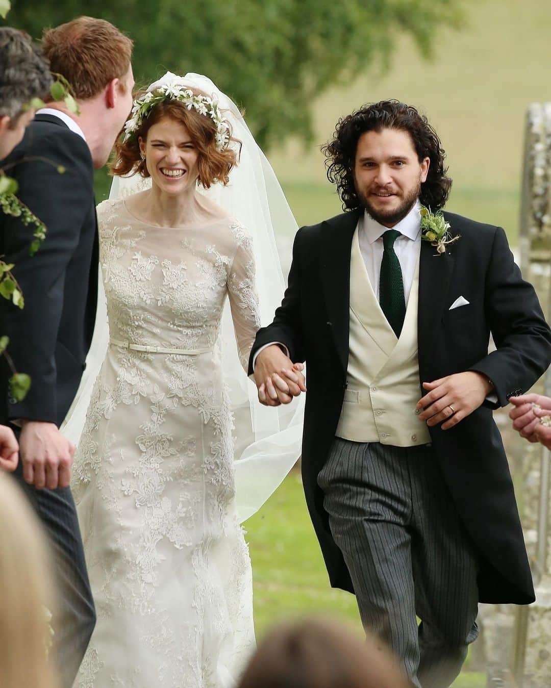 Just Jaredさんのインスタグラム写真 - (Just JaredInstagram)「“Game of Thrones” co-stars and longtime couple Kit Harington and Rose Leslie are expecting their first child!!! Tap this photo at the LINK IN BIO to see how they announced the happy news. #KitHarington #RoseLeslie #GameOfThrones Photos: Getty, Backgrid」9月27日 2時58分 - justjared