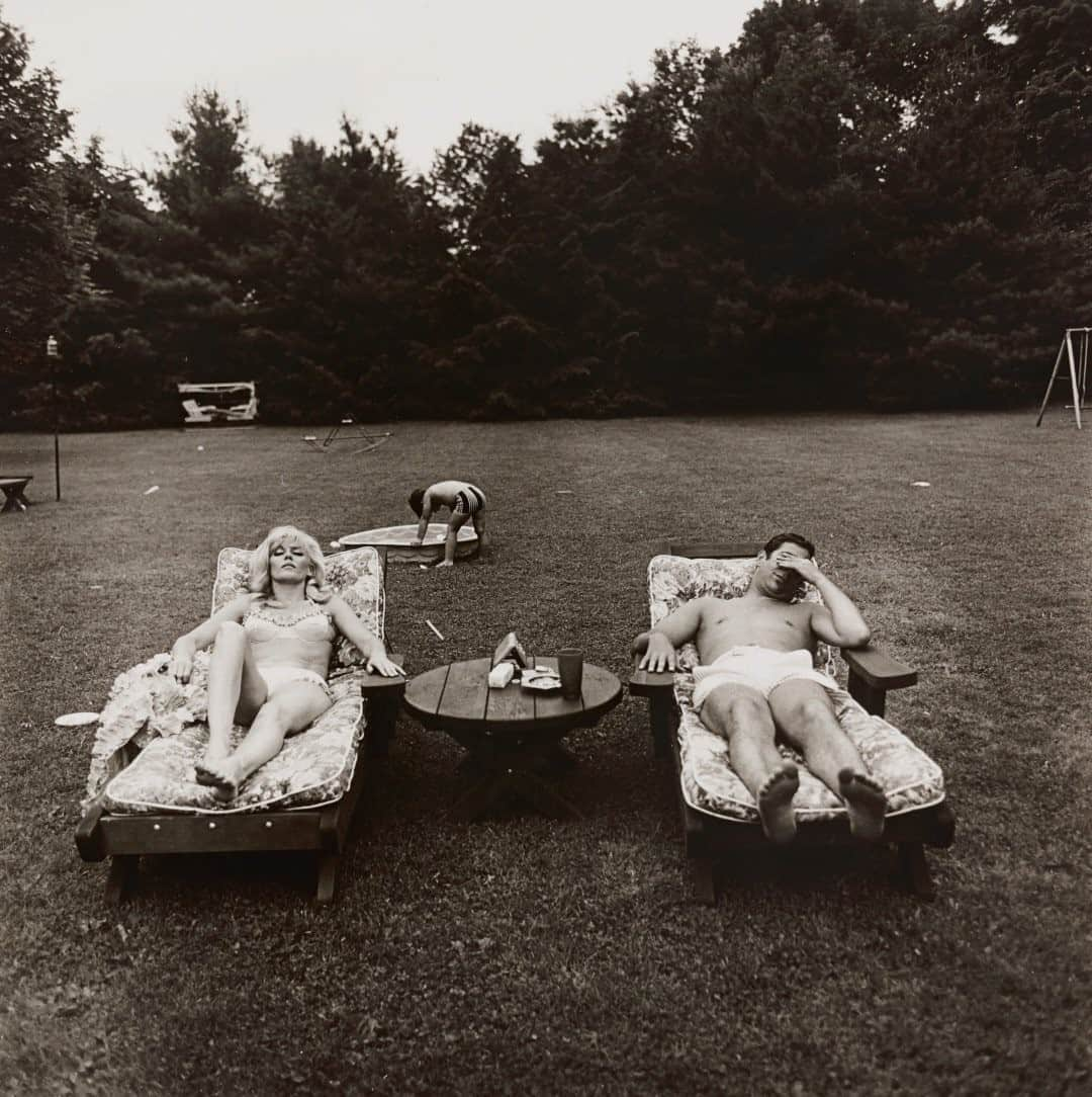 サザビーズさんのインスタグラム写真 - (サザビーズInstagram)「Sit back, relax, it’s the weekend!  Captured in 1968, Diane Arbus’ leisurely snapshot of ‘A Family on Their Lawn One Sunday in Westchester, N. Y’ is currently up for sale online as part of our Classic Photographs auction – open for bidding until 1 October.   #SothebysPhotographs #DianeArbus #Photography #WeekendVibes」9月27日 3時01分 - sothebys