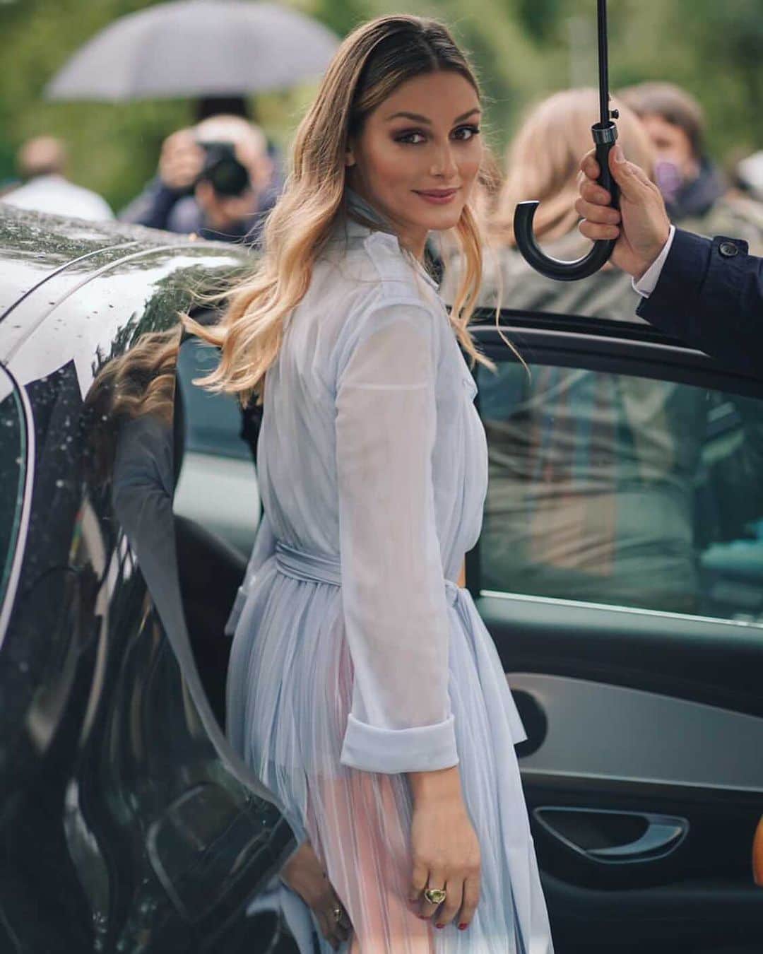 オリヴィア・パレルモのインスタグラム：「Hey you! 😉 ⁣ ⁣ 👗: @maxandco⁣ 📷: @bigfede」