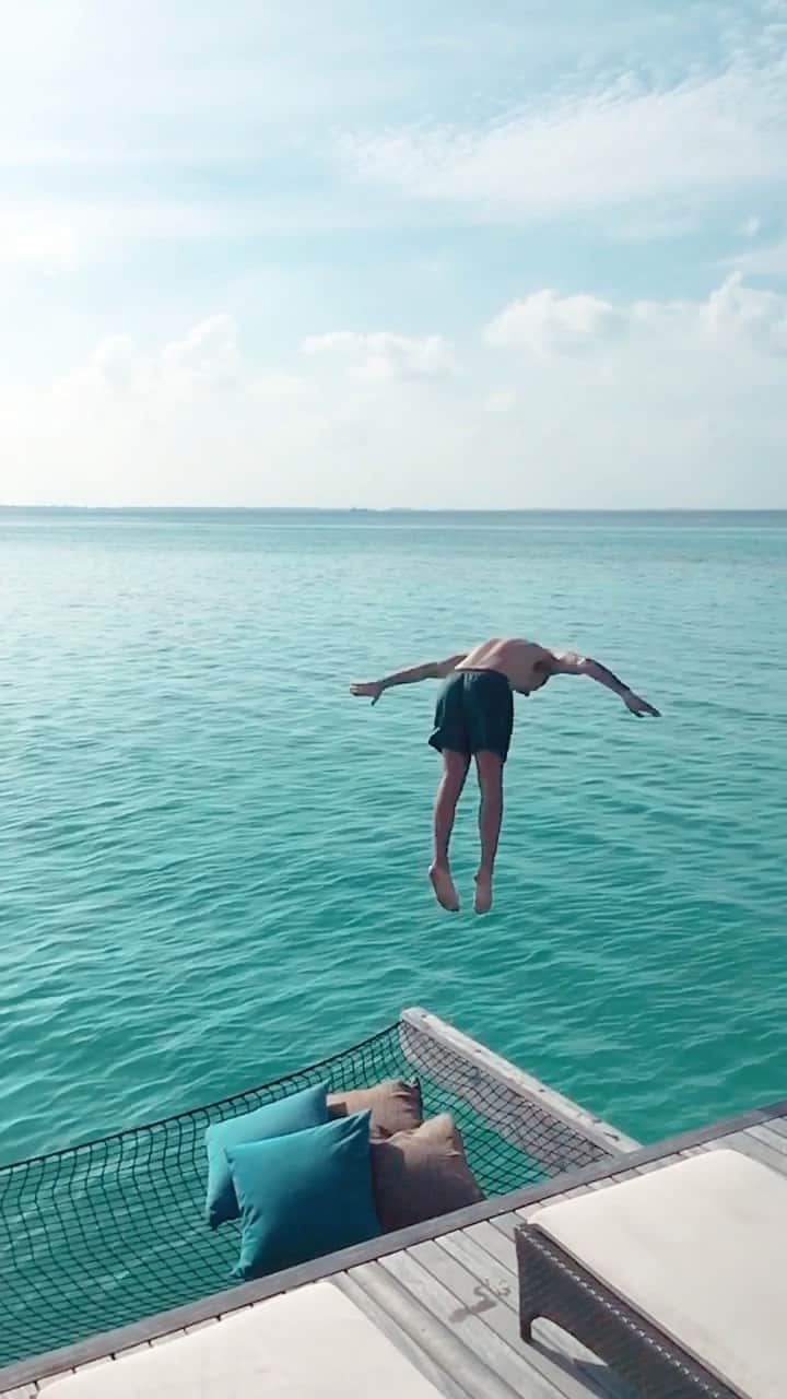 bestvacationsのインスタグラム：「Video by @melissa 🌊 Tag who you’d jump with in the Maldives!」