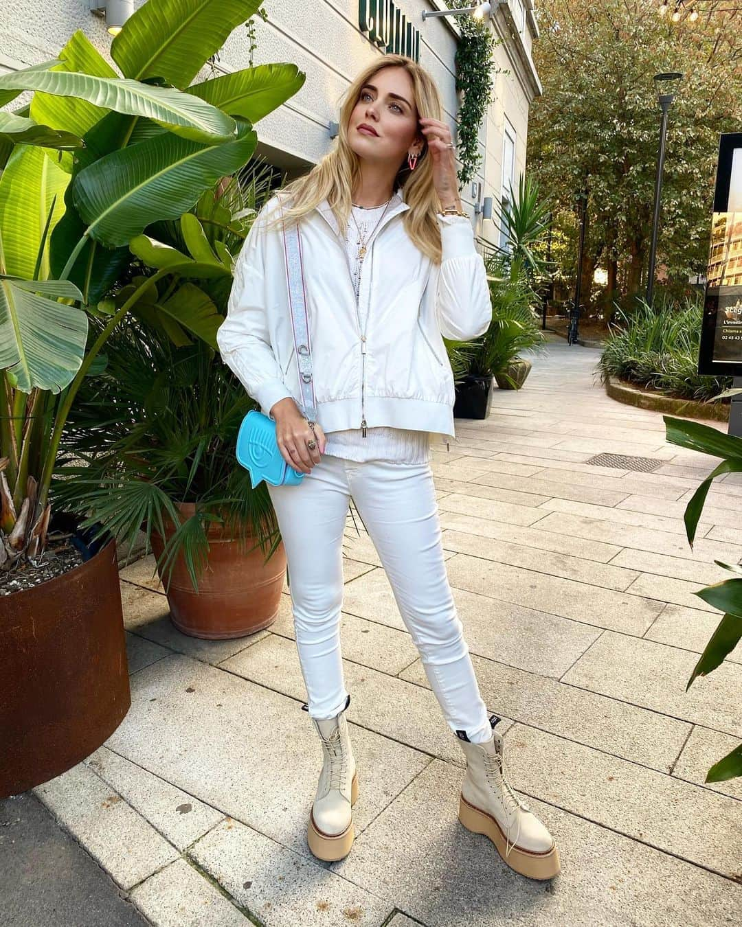 キアラ・フェラーニさんのインスタグラム写真 - (キアラ・フェラーニInstagram)「Saturday in my new @moorer_official jacket and white jeans 💖 #MooRER #CecilycropG1 #adv」9月27日 1時34分 - chiaraferragni