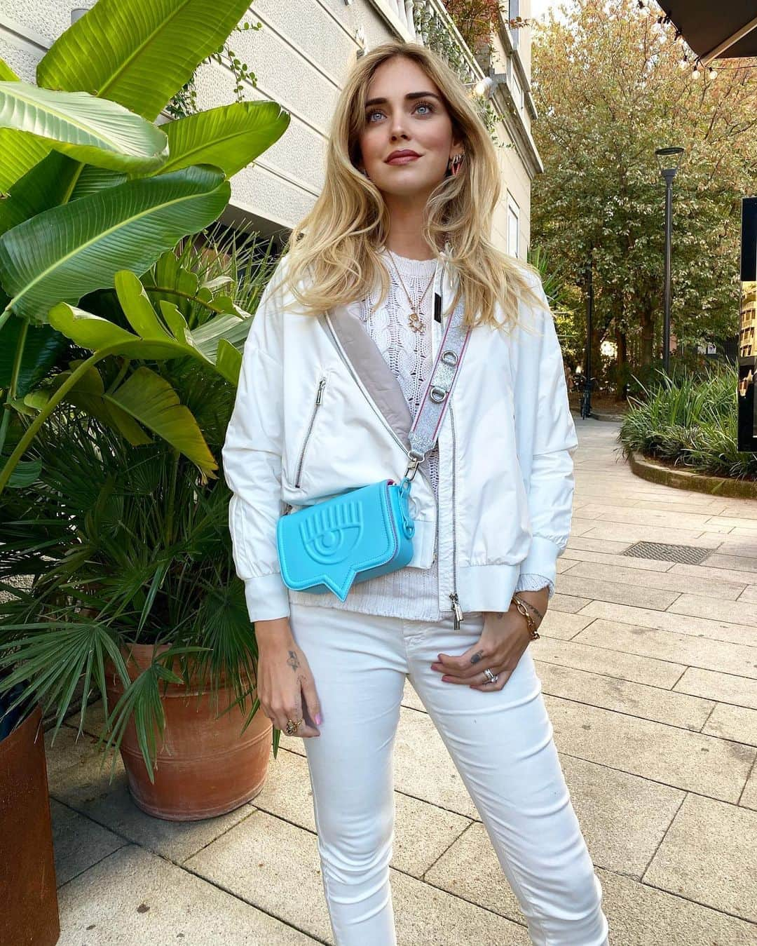 キアラ・フェラーニさんのインスタグラム写真 - (キアラ・フェラーニInstagram)「Saturday in my new @moorer_official jacket and white jeans 💖 #MooRER #CecilycropG1 #adv」9月27日 1時34分 - chiaraferragni