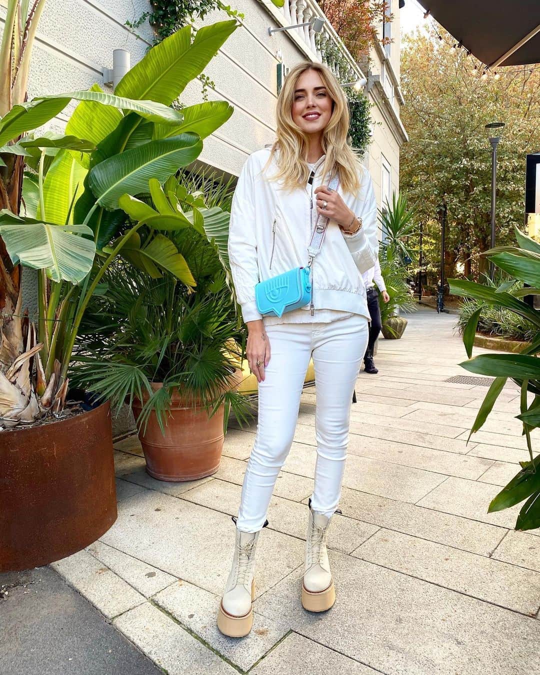 キアラ・フェラーニさんのインスタグラム写真 - (キアラ・フェラーニInstagram)「Saturday in my new @moorer_official jacket and white jeans 💖 #MooRER #CecilycropG1 #adv」9月27日 1時34分 - chiaraferragni