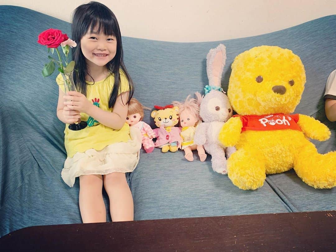 菊地由美のインスタグラム：「* 親友たちと📸😘🌹 . #めーちゃん4歳#yumiandmusume#🌺👧」