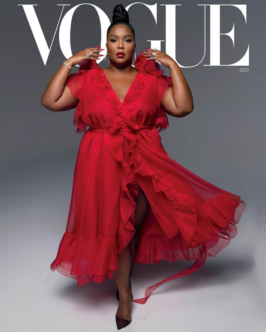 ティファニーさんのインスタグラム写真 - (ティファニーInstagram)「All eyes on Lizzo. Singer @lizzobeeating heats things up in the October issue of @voguemagazine in Tiffany. She wears two platinum Tiffany & Co. rings—one with a green tourmaline of over 8 carats and the other with an aquamarine of over 3 carats—and a platinum and 18k gold bracelet with fancy vivid yellow and white diamonds to complete her look. Discover more via the link in bio. #Tiffany #TiffanyAndCo   Photographer: @hypewilliams Stylist: @mr_carlos_nazario Makeup: @iwantalexx Hair: @theshelbyswain」9月27日 1時53分 - tiffanyandco