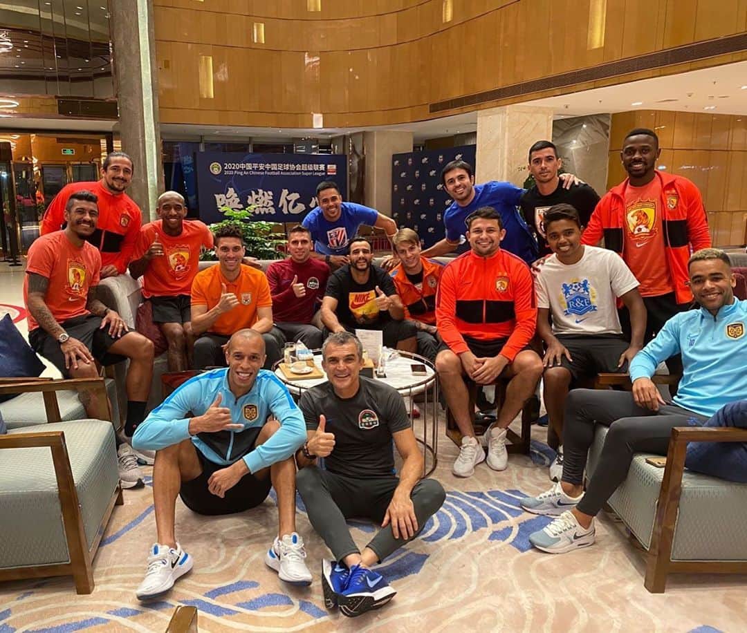 ミランダのインスタグラム：「Amanhã se encerra a primeira fase do campeonato chinês, foram dias difíceis, estivemos  concentrado mais de 65,nos enfrentamos dentro de campo como adversários e fora de campo nos reunimos e convivemos da melhor forma possível, foi um prazer conviver todos estes dias com vcs rapaziada 🙏🏽👊🏽」