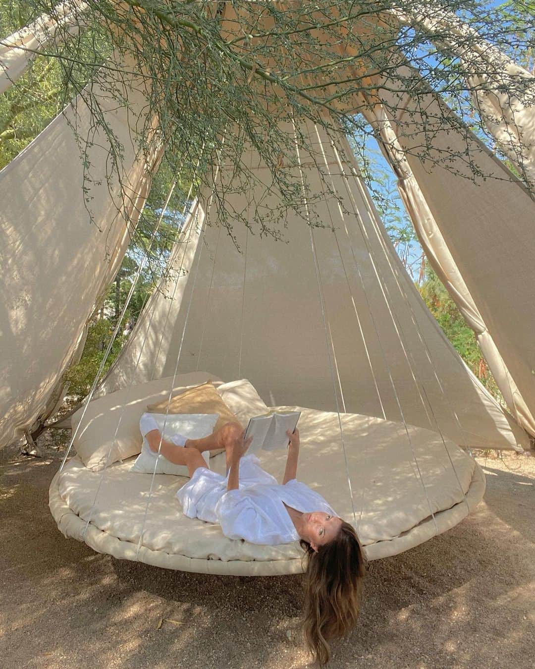 のインスタグラム：「Pure serenity @wecarespaca 🕊🌿🌾 Thank you for the book rec mom! ☺️」