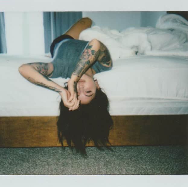 Julia Michaelsのインスタグラム：「He says I’m pretty upside Down 🤗」